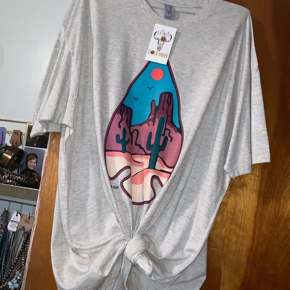 Tops - Arrow Graphic T-shirt XL